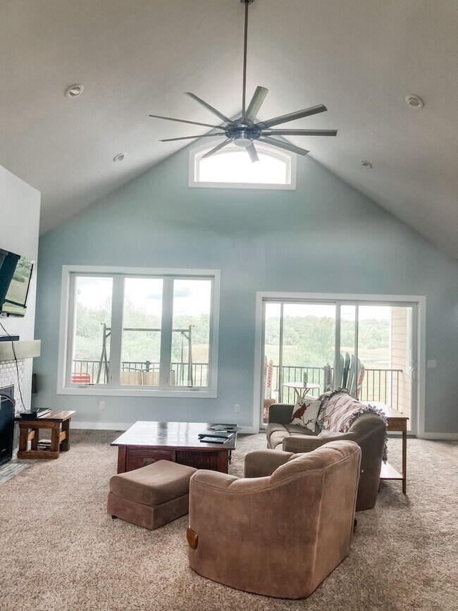 Building Photo - 220 Meadow Woods Dr