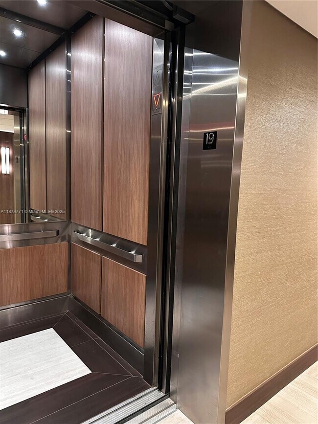 Building Photo - 3731 N Country Club Dr