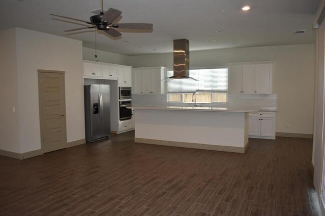 Building Photo - 2446 Bastidas Dr
