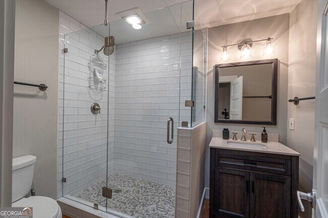 Building Photo - 585 White Cir