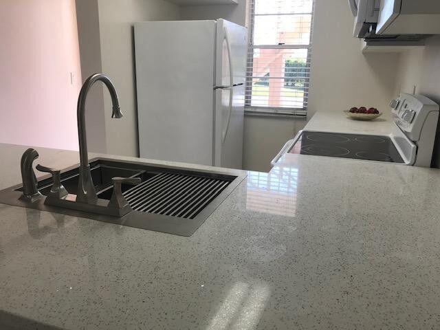 Building Photo - 9929 Three Lakes Cir