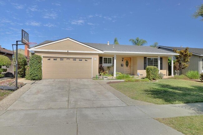 Building Photo - 561 Hyde Park Dr