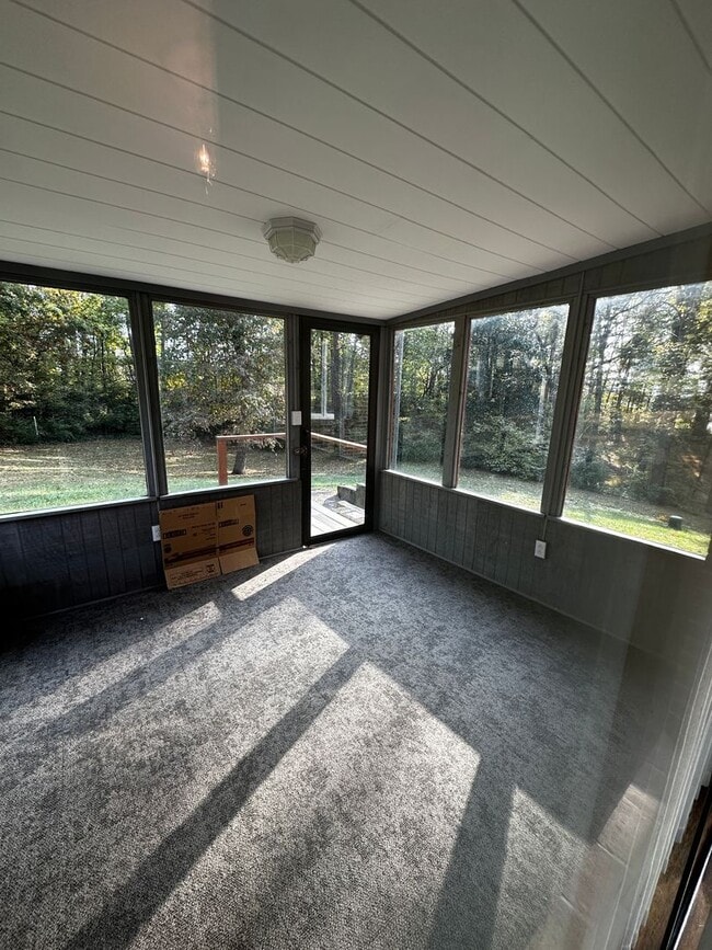 Building Photo - Spacious 3 bedroom/ 2.5 bath home near Exi...