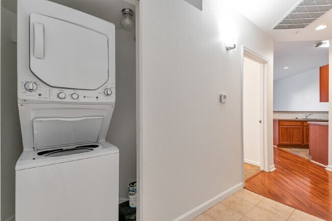 Building Photo - A Great modern 2 Bed / One bath for rent