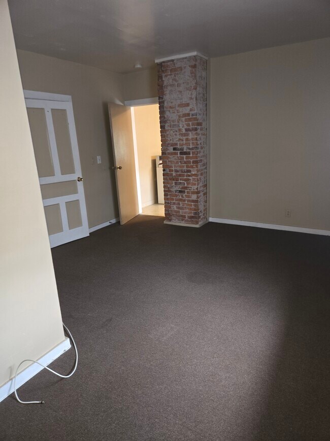 Building Photo - 150 Forest Ave