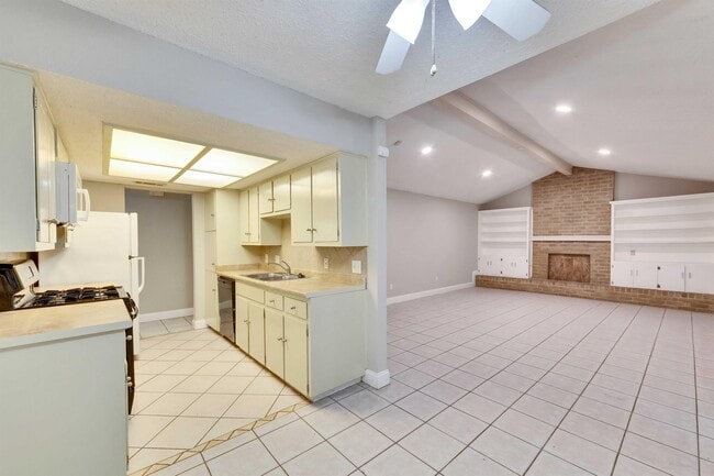 Building Photo - 10307 Rutland Village E