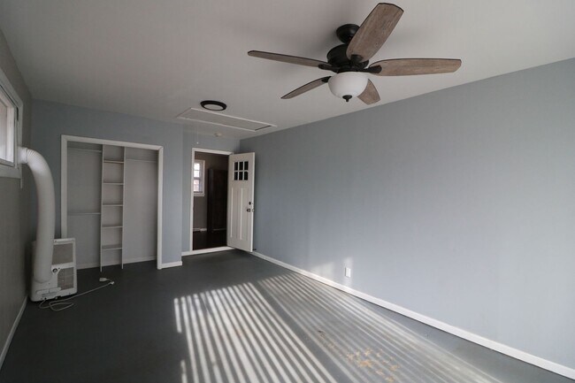 Building Photo - Awesome 4 bedroom home located just a short walk from Campus and Bill Snyder Family Stadium!