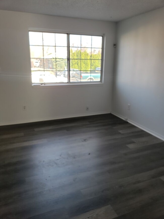Building Photo - 2 Bedroom Townhome - Spacious!