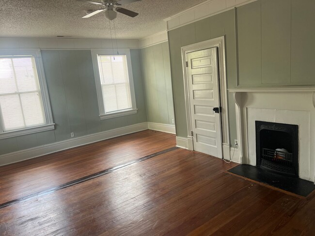 Building Photo - Charming 2-Bedroom Home in Prime Devine St...