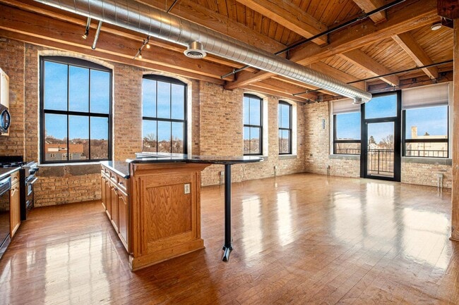 Building Photo - 234 E Reservoir Ave