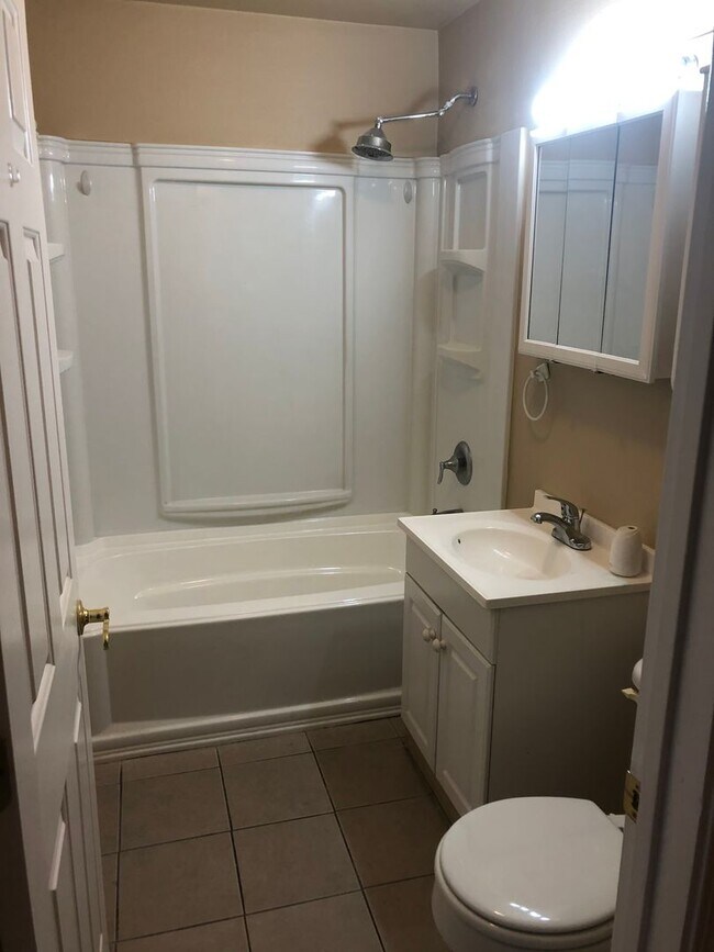 Building Photo - 3 bed/1 bath/1 car garage home for rent in N. Reno