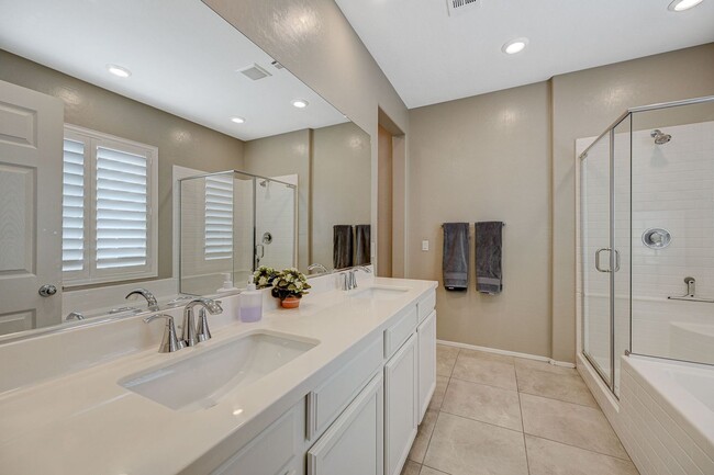 Building Photo - Modern 3 Bedroom Townhouse near Blue Diamond