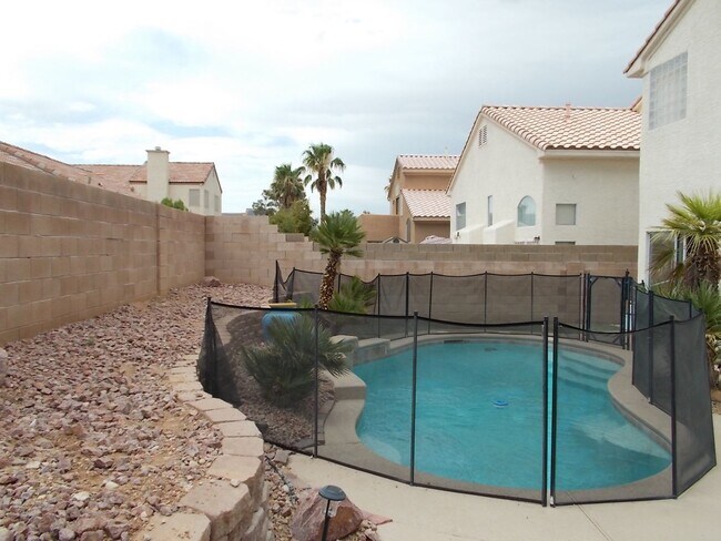Building Photo - Spacious 4-Bedroom Home with Pool & 3-Car ...
