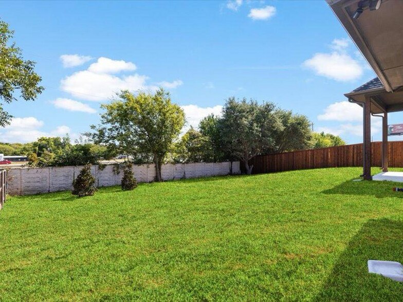 Building Photo - 8101 Oak Hollow Dr