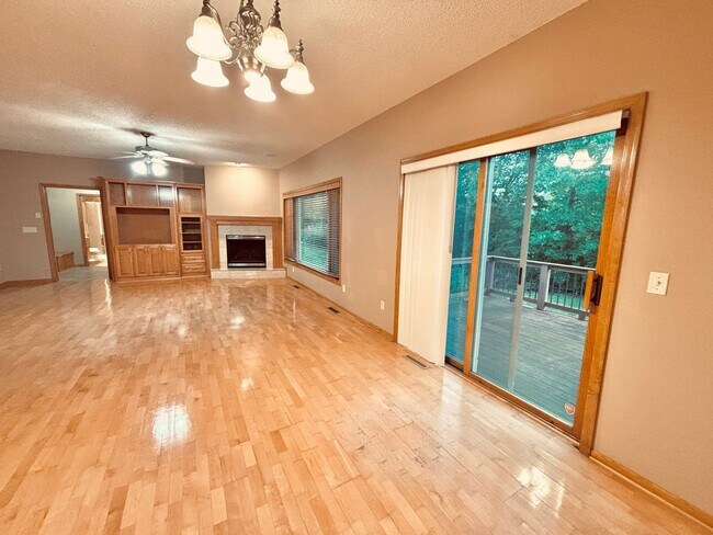 Building Photo - Huge 5 bed home located in Maple Grove!