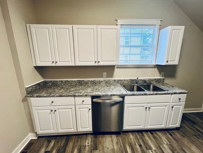 Building Photo - Beautifully Renovated 4bdrm/2bth Home Located in Richmond's Southside!!