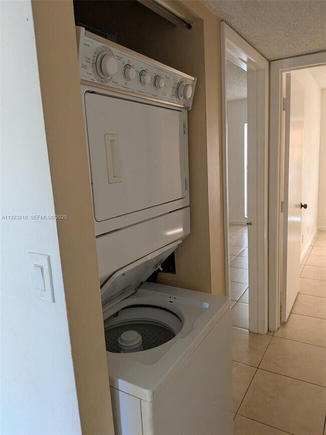 Building Photo - 5494 Courtyard Dr