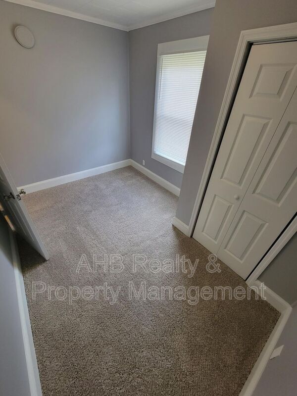 Building Photo - 1104 W Webb Ave