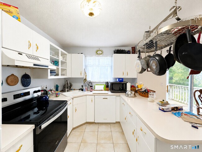 Building Photo - 925 Oronoke Rd