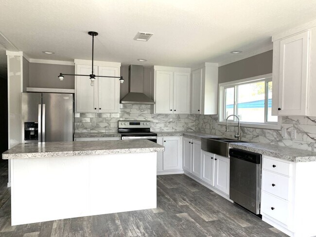 Building Photo - 147 Woodland Dr