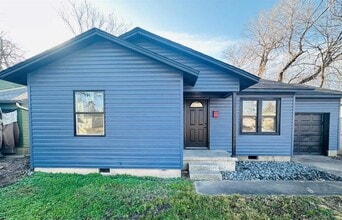 Building Photo - 820 Iowa St