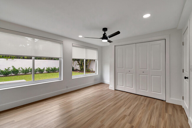 Building Photo - 620 Las Palmas Park