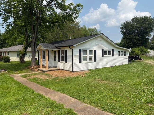 Building Photo - 2 Bed 1 Bath House with Office, Laundry Room and Garage