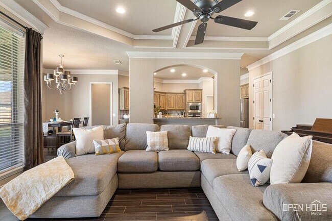 Building Photo - 5009 Lantana Dr