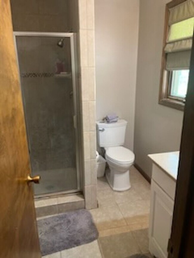 Building Photo - Large 4BR 3BTH 2car attached garage 1/2 du...