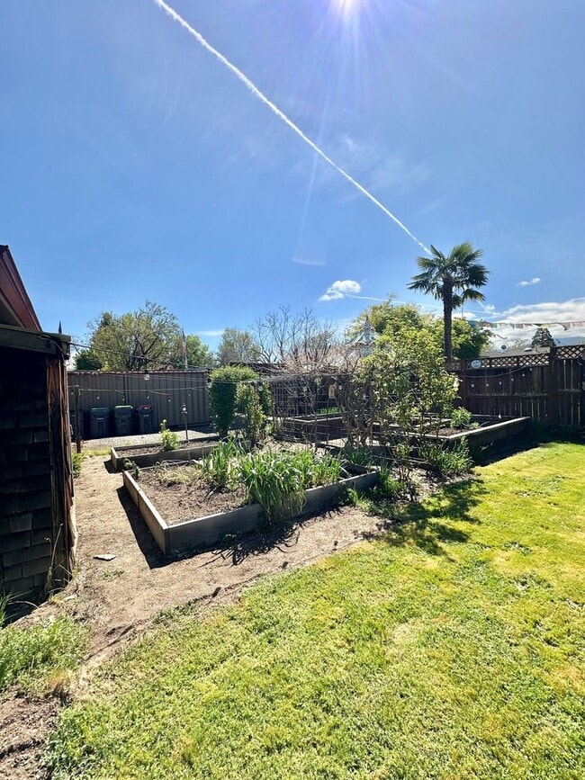 Building Photo - 3 Bedroom 2 Bath House