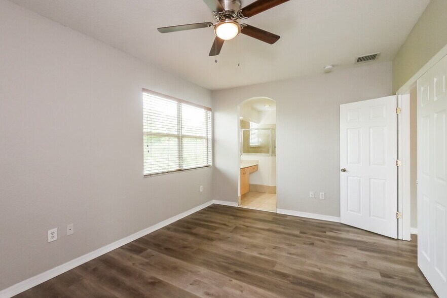 Building Photo - 2025 SE 14 St