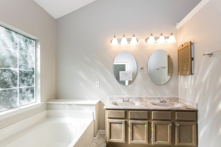 Building Photo - 11910 Harris Ridge Dr