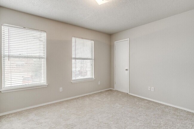 Building Photo - Ready for New Tenants- Large 3 bed, 2.5 bath in West Fort Worth- 76108