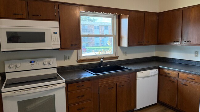Building Photo - North central Ames 2 bedroom updated duple...
