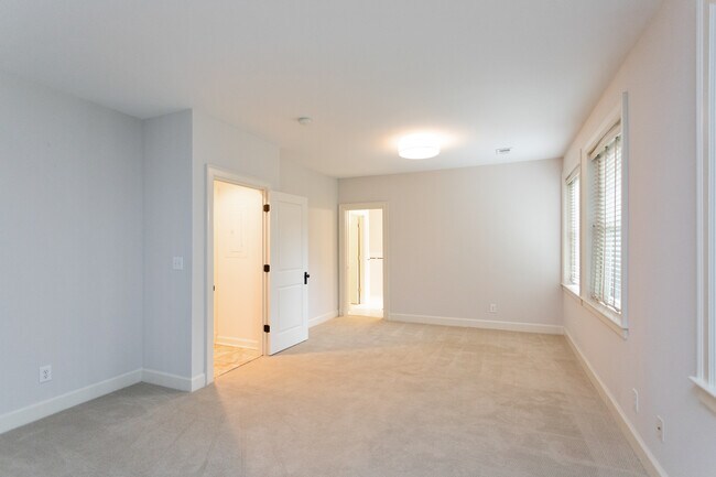 Building Photo - 1601 Spring Dr