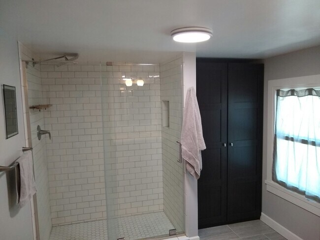 Building Photo - 2035 E Dayton St