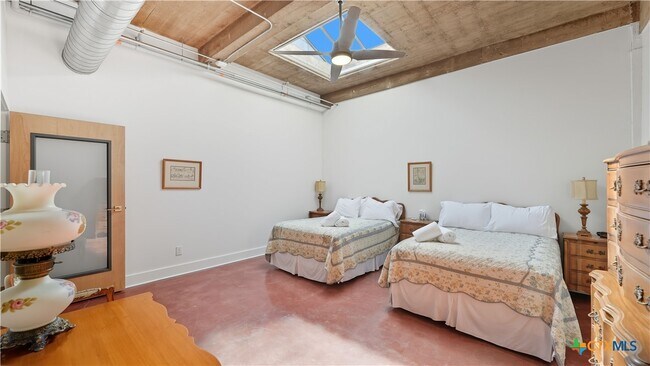 Building Photo - 222 Losoya St