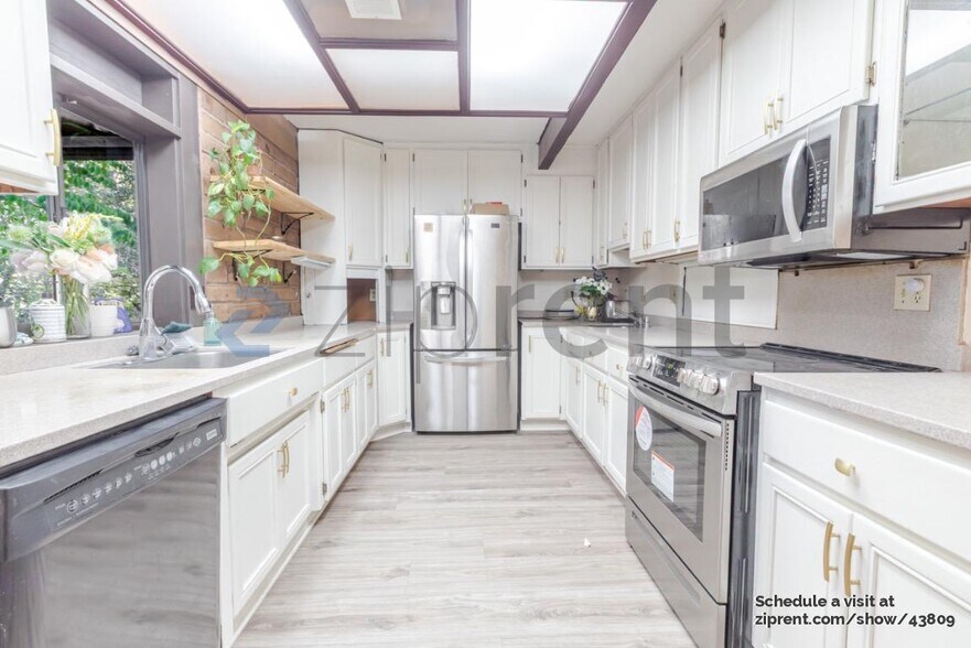 Building Photo - 3561 Castlebrook Rd