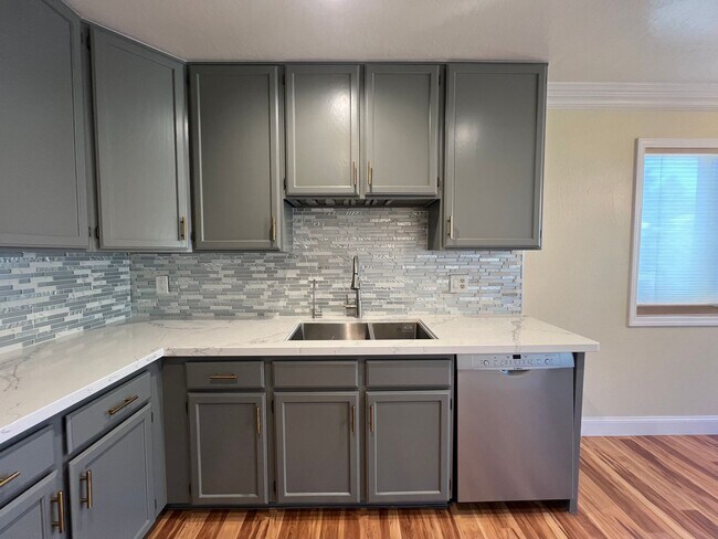 Building Photo - Modern & Renovated 2 Bed | 2 Bath Condo