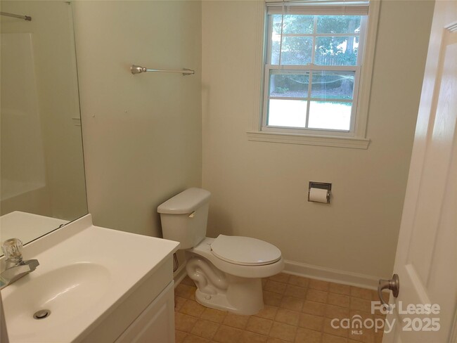 Building Photo - 2316 Woodbridge Dr