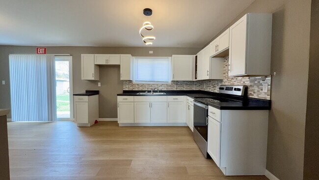 Building Photo - Beautifully remodeled 3 bedroom, 1.5 bath home.