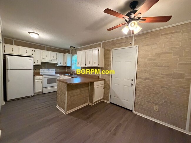 Building Photo - 3 BD 1.5 BA
