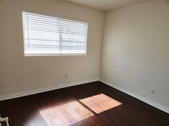 Building Photo - Spacious 3 bedroom condo in Van Nuys
