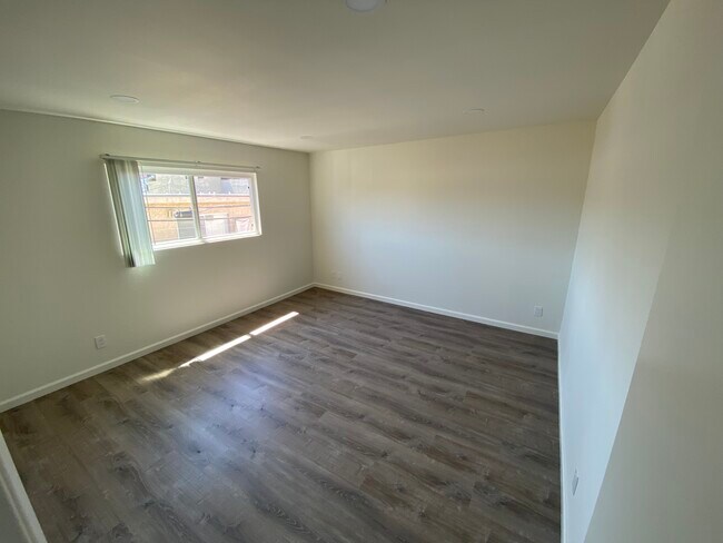Building Photo - 1525 S Saltair Ave