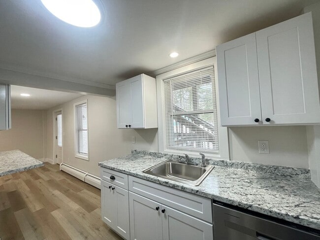 Building Photo - 16 Avon St