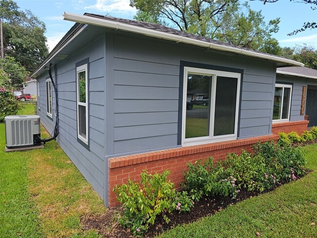 Building Photo - 1300 Lawrence St