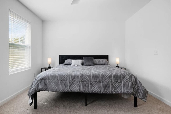 Building Photo - 2 Saltford Ln