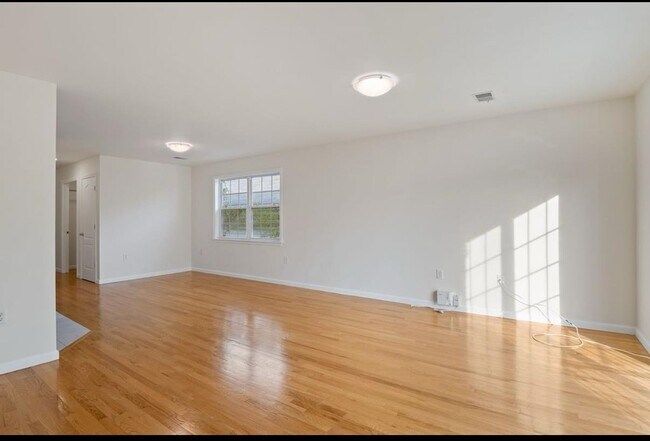 Building Photo - 31-33 CHESTER Ave