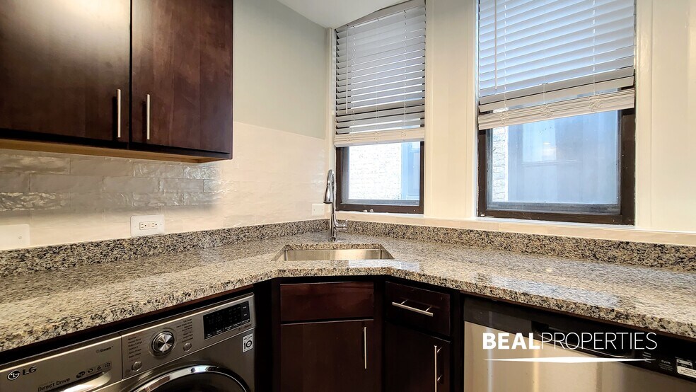 Building Photo - 604 W Surf St