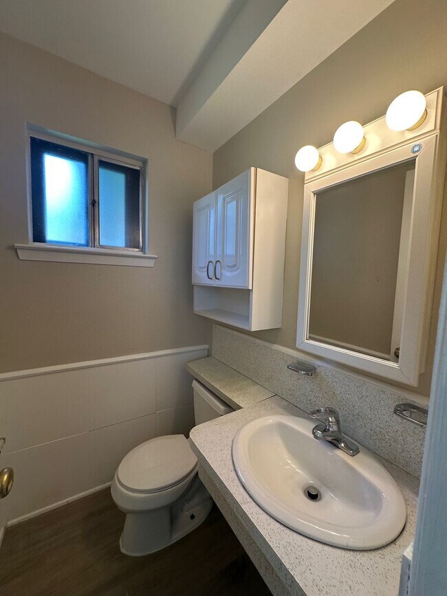 Building Photo - Freshly updated and Move in ready!